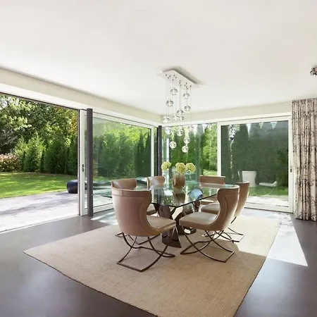 House With Private Pool And Garden München
