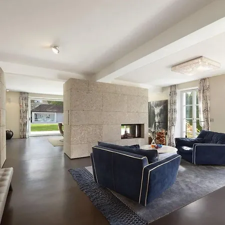 House With Private Pool And Garden Mnichov